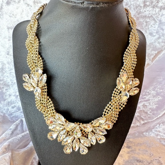 Shop for Jayu Vintage Look Statement Necklace - Picture 7 of 9